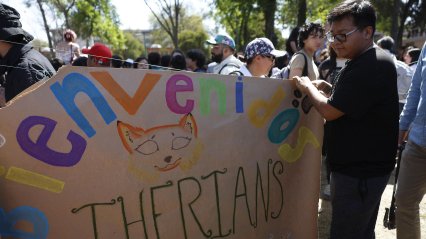Un joven sostiene un cartel durante la primera reunión de Therians en la Ciudad de México, México.