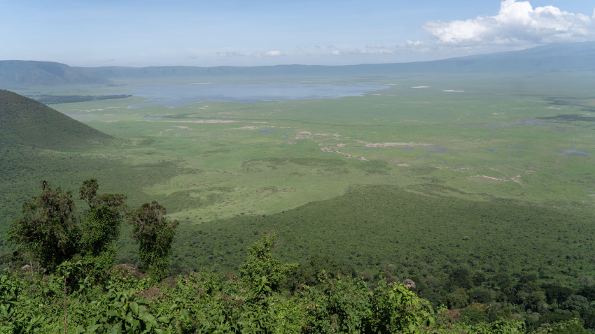 Vista del paisaje del cráter del Ngorongoro en un día despejado, Tanzania