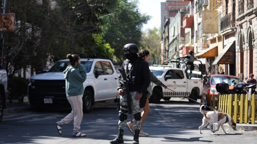 Personal de seguridad custodia una calle de la Ciudad de México