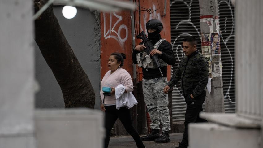 Un guardia de la Guardia Nacional vigila el traslado de una ambulancia forense, que presuntamente contiene los restos de Nemesio Oseguera Cervantes, conocido como "El Mencho", líder del cártel de drogas Jalisco Nueva Generación (CJNG), a las oficinas de la Procuraduría General de la República.