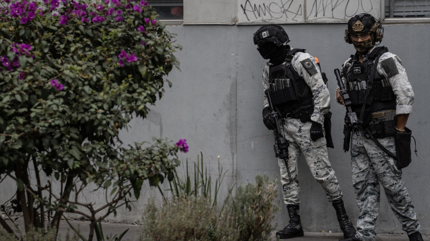 Elementos de la Guardia Nacional vigilan el traslado de una ambulancia forense, presuntamente con los restos de Nemesio Oseguera Cervantes, conocido como "El Mencho", líder del cártel de la droga Jalisco Nueva Generación (CJNG), a las oficinas de la Procuraduría General de la República.