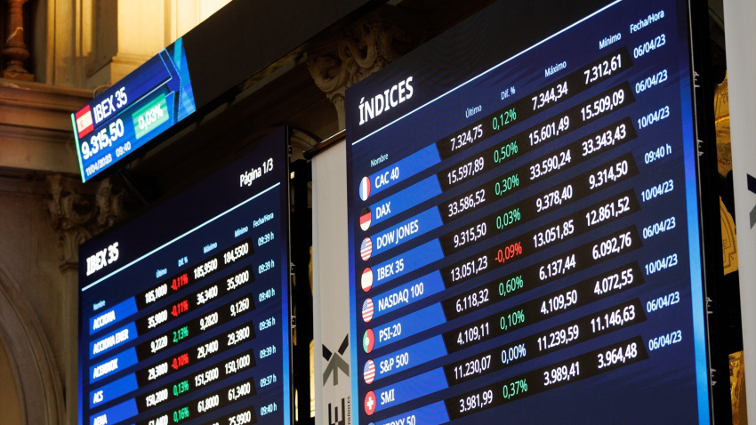 Varios paneles del IBEX 35 en el Palacio de la Bolsa de Madrid