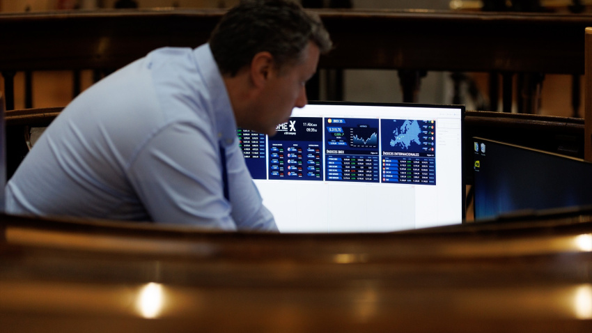 Un hombre en el Palacio de la Bolsa de Madrid