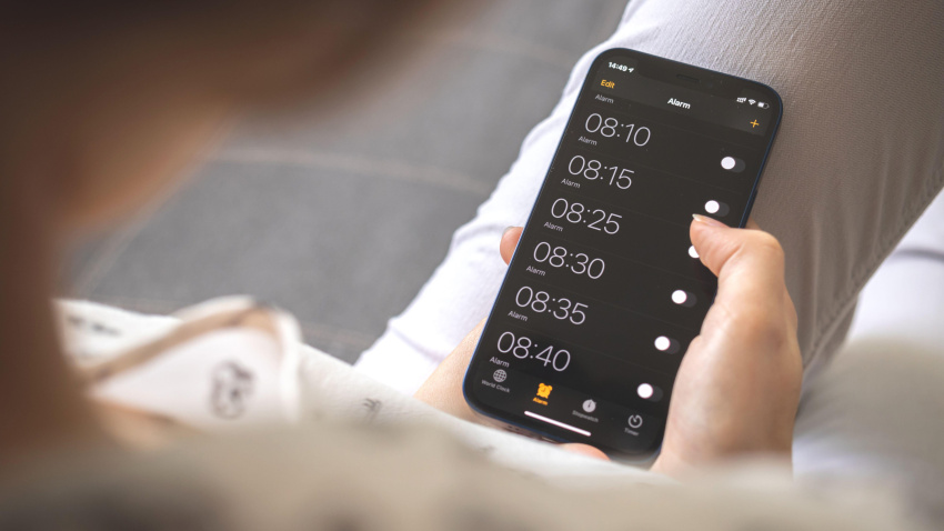 Una mujer con varias alarmas