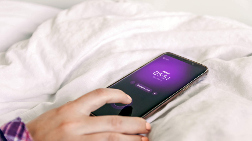 Una persona apagando una alarma en su móvil