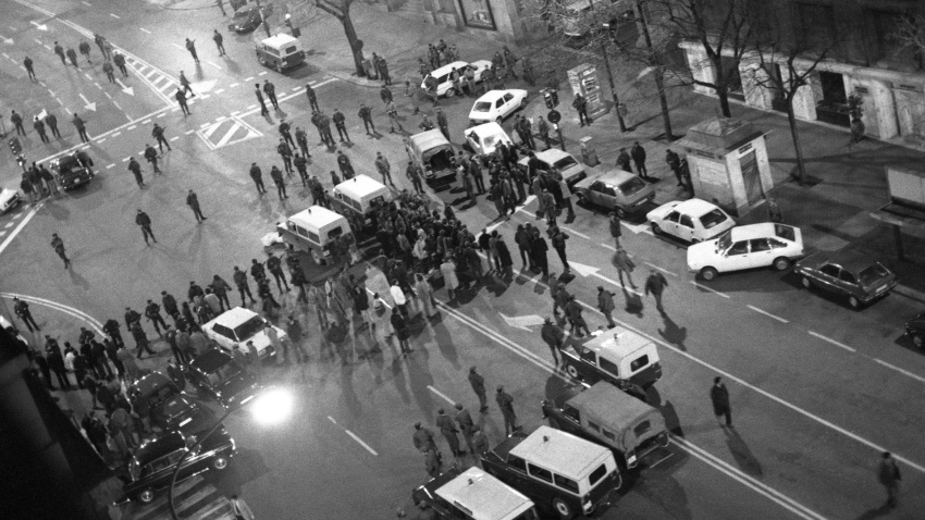 Exterior del Congreso de los Diputados ocupado por furgones policiales en el 23F