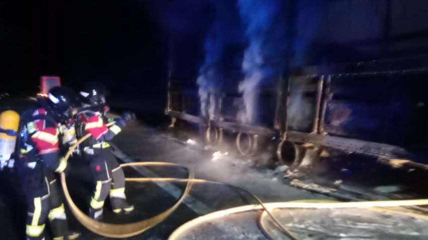 Los bomberos sofocan las llamas del camión de la A52