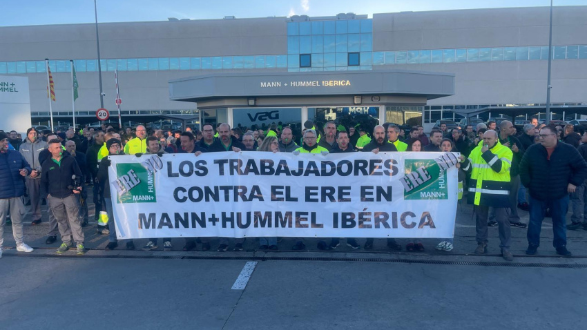 Concentración a las puertas de la planta de Mann Hummel en Zaragoza, durante la negociación