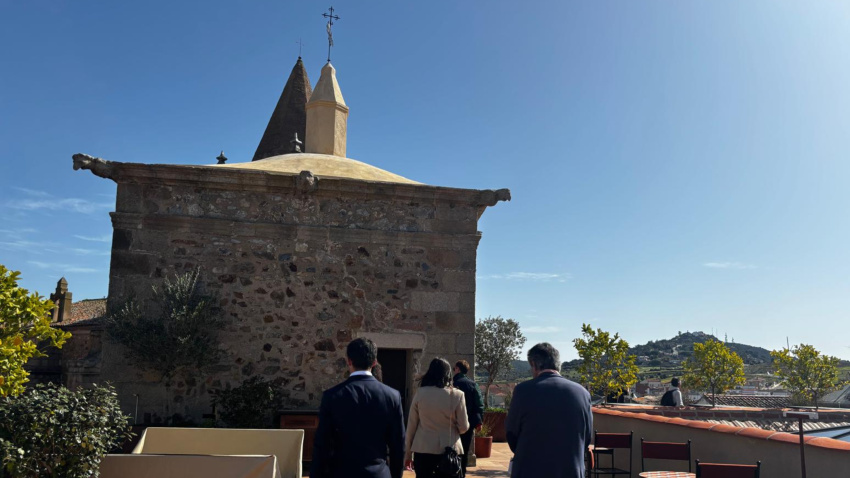 El hotel dispone de una terraza-bar con vistas panorámicas