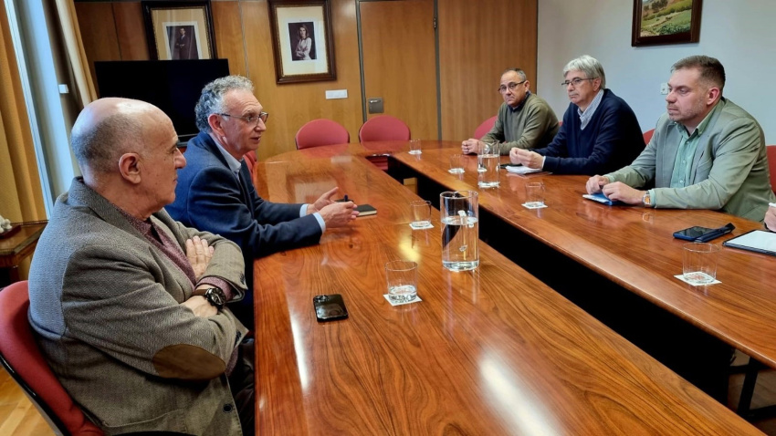 El delegado del Gobierno en Extremadura, José Luis Quintana, y el presidente de CHG, Samuel Moraleda, con representantes de Regantex