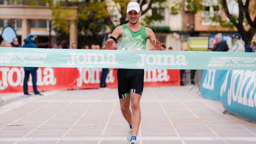 Marcos Ruiz, de 14 años, lleva seis años de marchador.