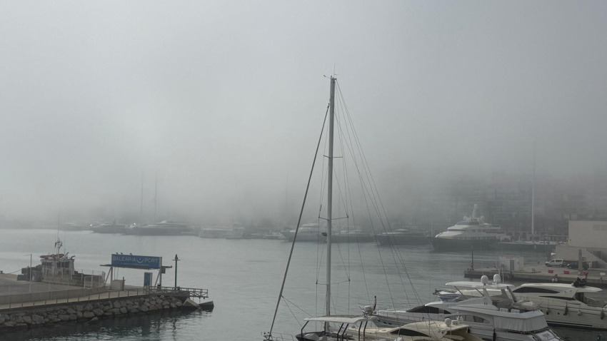 Una densa niebla engulle Dénia