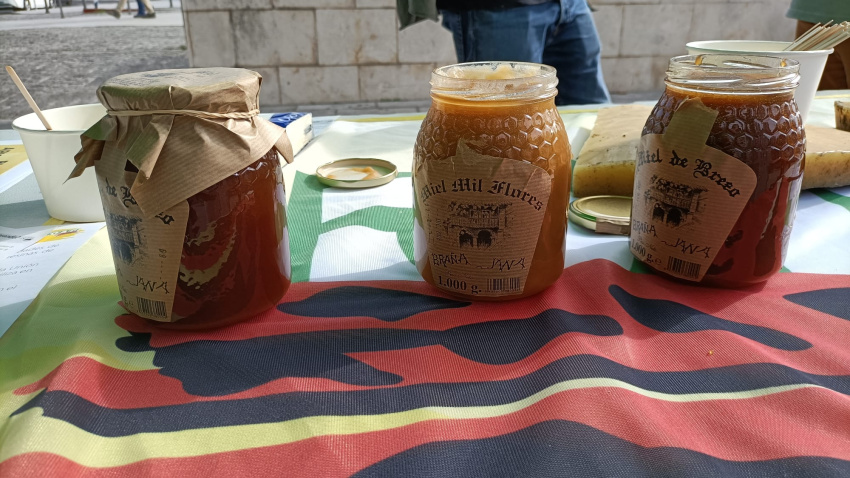 Miel cántabra de calidad, expuesta en el stand de los apicultores de la región