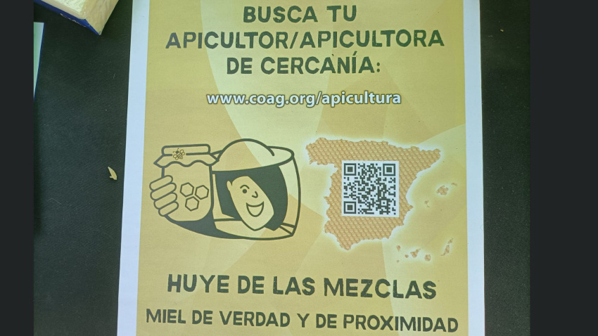Cartel informativo con un código QR que te dirige a apicultores profesionales de Cantabria
