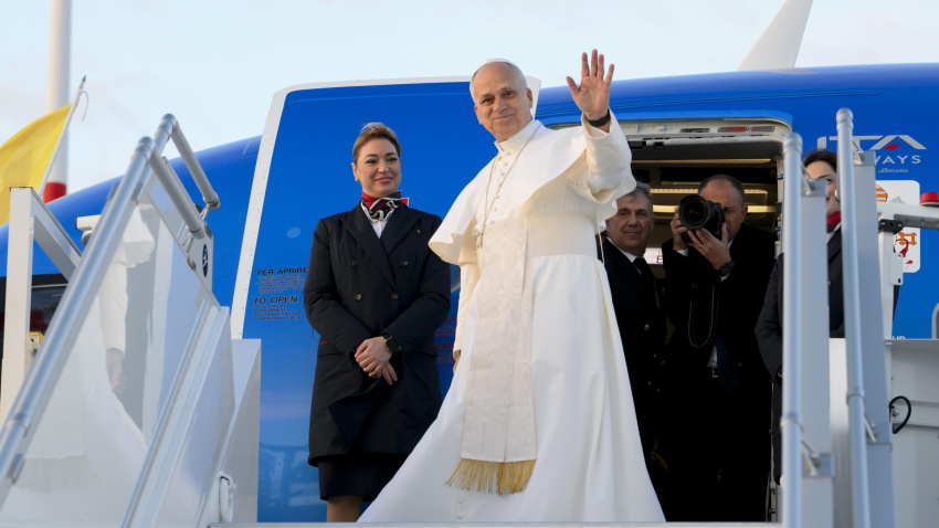 FIUMICINO (Italy), 27/11/2025.- A handout photo made available by Vatican Media shows Pope Leo XIV (C) arriving at Fiumicino Airport, from where, aboard an ITA Airways Airbus A320neo, he will fly to Ankara to begin his first apostolic journey abroad to Turkey and Lebanon, in Fiumicino, Italy, 27 November 2025. (Papa, Italia, Líbano, Turquía) EFE/EPA/VATICAN MEDIA / TELENEWS / HANDOUT ANSA / TELENEWS +++ ANSA PROVIDES ACCESS TO THIS HANDOUT PHOTO TO BE USED SOLELY TO ILLUSTRATE NEWS REPORTING OR COMMENTARY ON THE FACTS OR EVENTS DEPICTED IN THIS IMAGE - NO ARCHIVING - NO LICENSING - NPK +++HANDOUT EDITORIAL USE ONLY/NO SALES