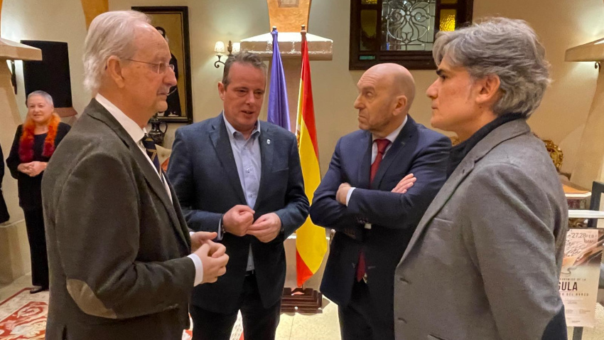 El alcalde de Soto del Barco, José Manuel Lozano, junto a Marcelino Marcos, consejero de Medio Rural, Juan Cofiño, presidente de la Junta y Nando Agüeros, pregonero del Festival