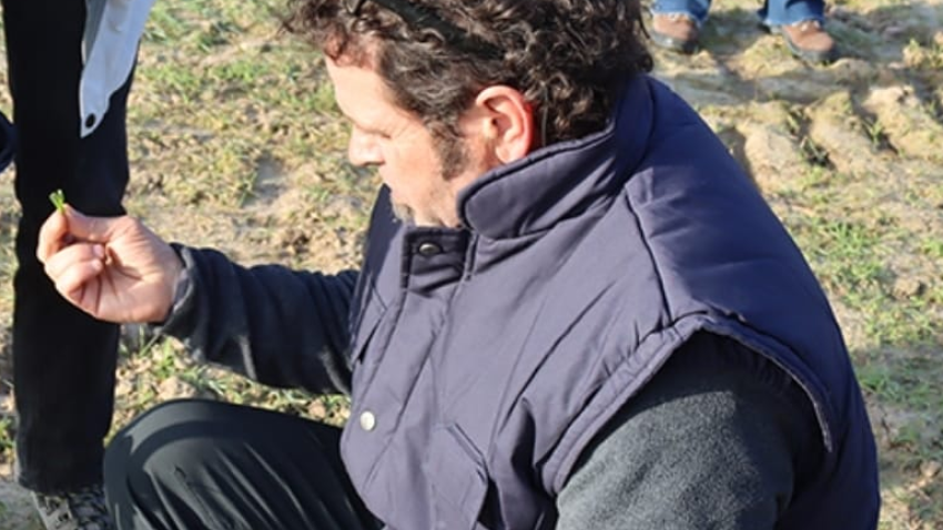 Jesús contempla los daños en las parcelas