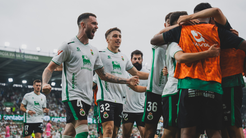 El Racing celebra uno de los goles que marcó al Castellón en la primera jornada de la Liga 25-26