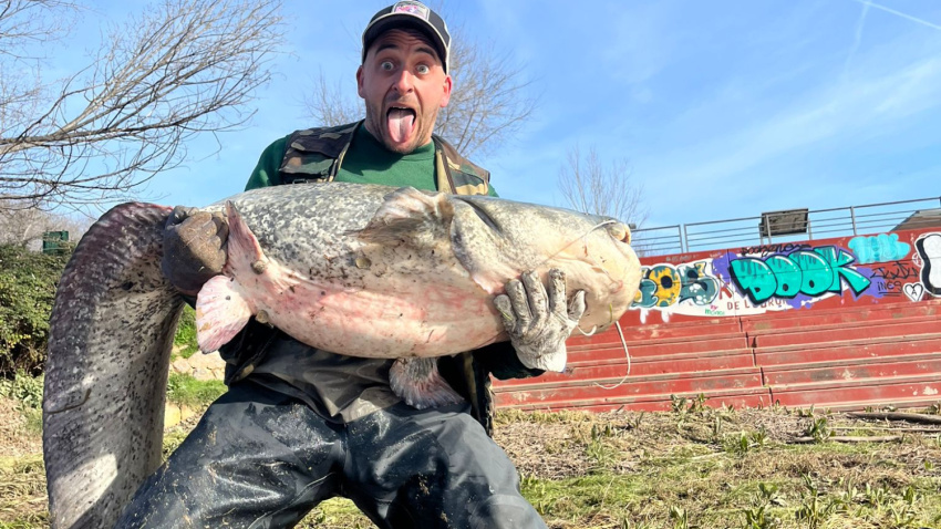 Sergio, aficionado a la pesca en Logroño, junto al siluro recién pescado