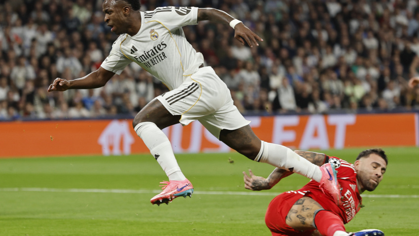 Jugada entre Vinicius y Otamendia en el Real Madrid-Benfica