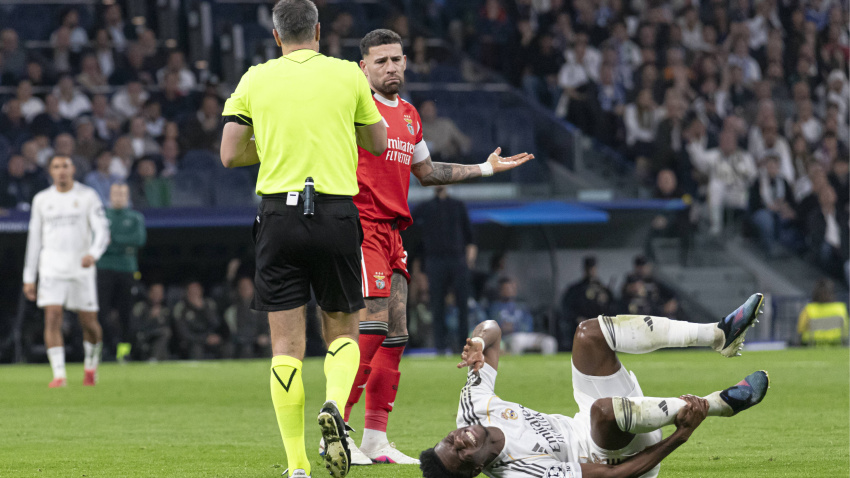 Amarilla a Otameni durante el Real Madrid - Benfica