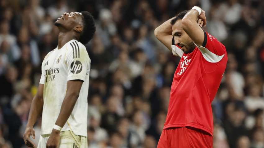 Pavlidis se lamenta de la ocasión fallada en el Real Madrid-Benfica