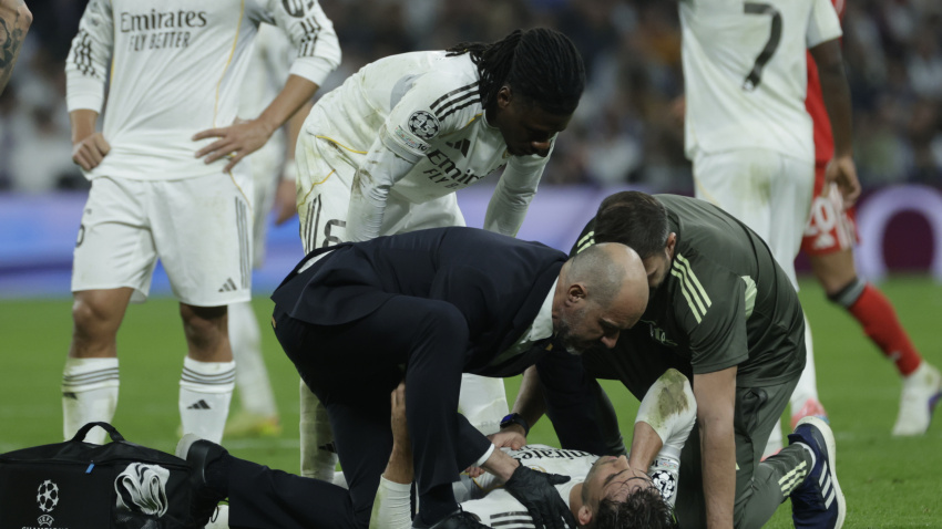 Raúl Asencio, atendido durante el Real Madrid-Benfica