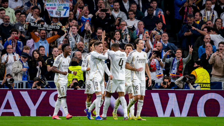 Los jugadores del Real Madrid (de izq. a der.) Vinicius Junior, Federico Valverde, David Alaba y Álvaro Carreras celebran un gol durante el partido de vuelta de la eliminatoria de la UEFA Champions League 2025/26 entre el Real Madrid C.F. y el SL Benfica en el Estadio Santiago Bernabéu.