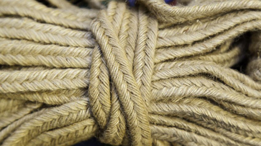 Cuerda de esparto antigua para atar barcos, detalle de cuerda torcida en España