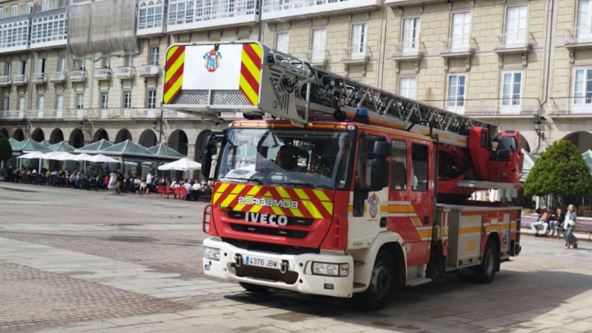 Camión de Bomberos en la Plaza de María Pita de A Coruña. Foto de archivo