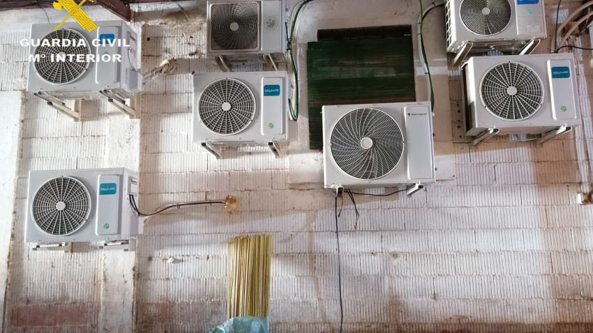 La Guardia Civil ha detenido a dos hombres tras descubrir 636 plantas en un almacén agrícola