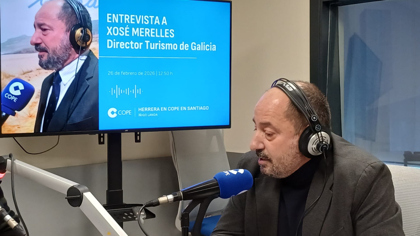 Un momento de la entrevista con el director de Turismo de Galicia, Xosé Manuel Merelles