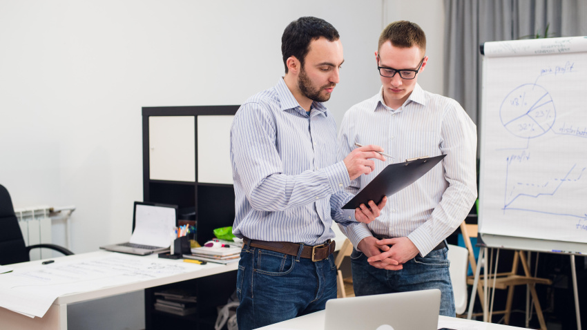 Un jefe habla con su empleado