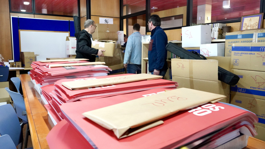 Carteles electorales en la sede del PSOCyL preparados para su distribución en la jornada previa al inicio de la campaña electoral