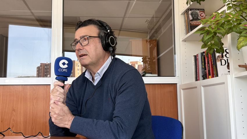 Ángel Cabezuelo atendiendo a 'Mediodía COPE'