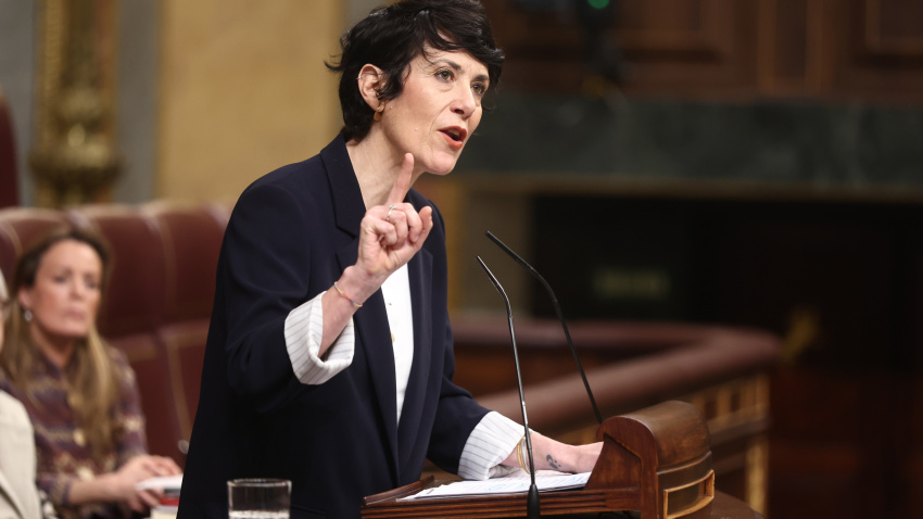 La ministra de Inclusión Seguridad Social y Migraciones, Elma Saiz, interviene durante una sesión de control al Gobierno, en el Congreso de los Diputados, a 25 de febrero de 202, en Madrid (España). El Gobierno afronta una nueva sesión de control con temas de actualidad sobre la mesa como la denuncia contra el exDAO de la Policía Nacional, la desclasificación de los documentos del 23F o las negociaciones entre PP y Vox, entre otros asuntos. Además el Gobierno se enfrenta a interpelaciones urgentes sobre política migratoria e infraestructuras ferroviarias.Eduardo Parra / Europa Press25/2/2026