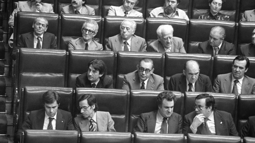 Felipe González, Alfonso Guerra, Enrique Múgica, Peces Barba. Arriba, 2º banco, Francisco Vázquez (1º izq). En el 4º banco. Pablo Castellano (1º izq)y Miguel Ángel Martínez (4º). EFE/aa