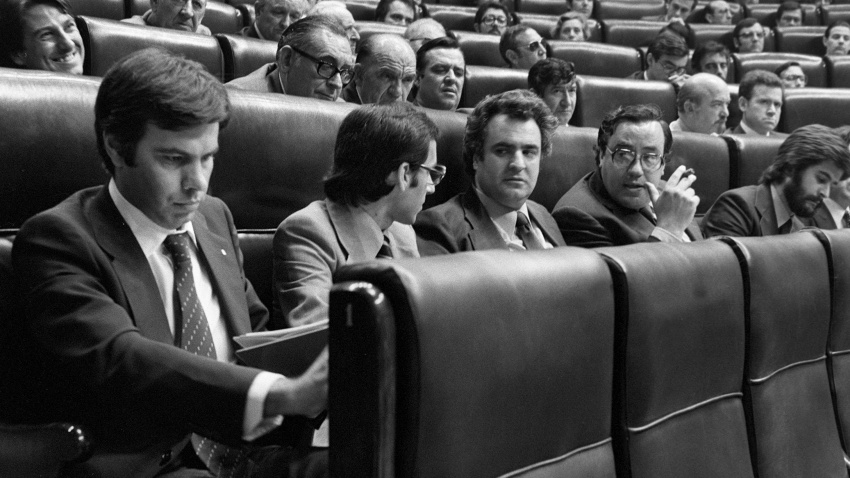 Madrid, 13-7-1977.  Escaños ocupados por los diputados socialistas durante la sesión constitutiva de la Cámara. De izda a dcha: Felipe González, Alfonso Guerra, Enrique Múgica, Gregorio Peces Barba y Manuel Marín. En el banco superior, Francisco Vázquez. EFE/jt