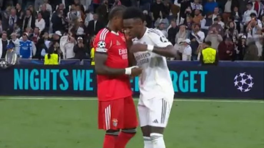 Sidny jugador del Benfica le pide la camiseta a Vinicus tras acabar el partido