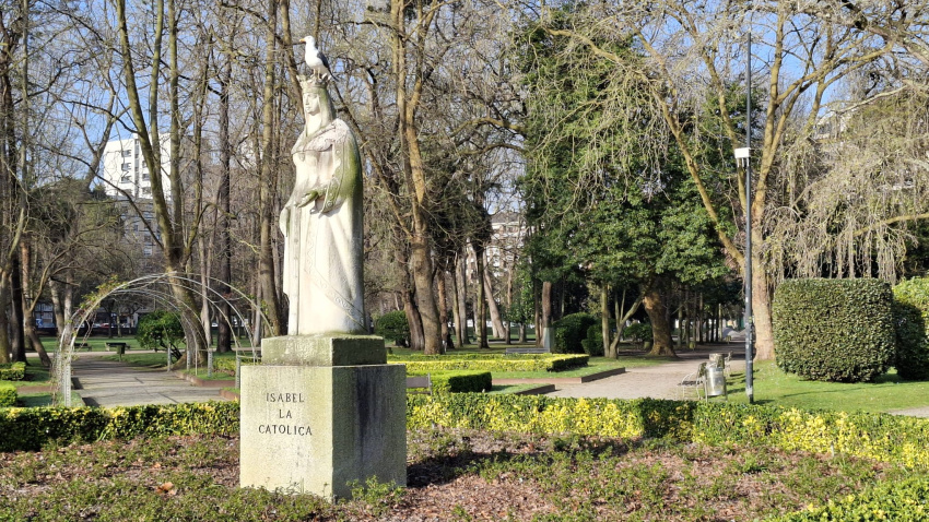 Una gaviota se posa en la escultura de Isabel la Católica en el parque que lleva su nombre en Gijón