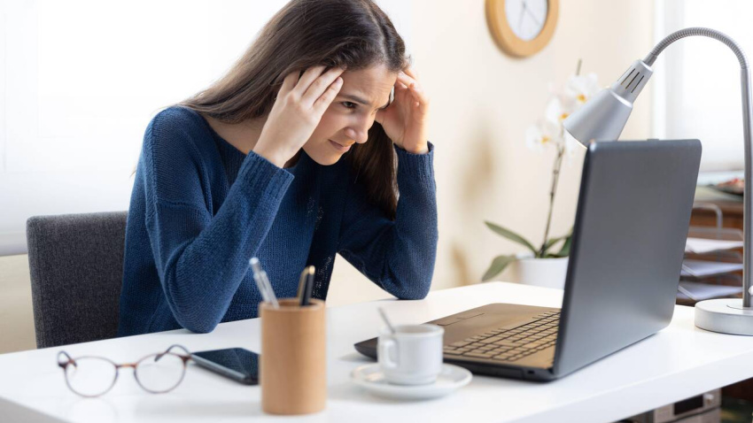Joven trabajando frente al ordenador