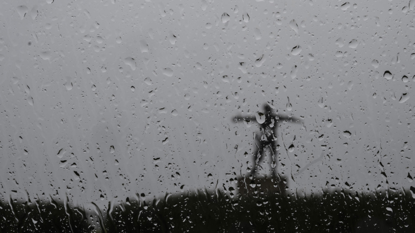 Vista de la lluvia desde la localidad cántabra de Suances