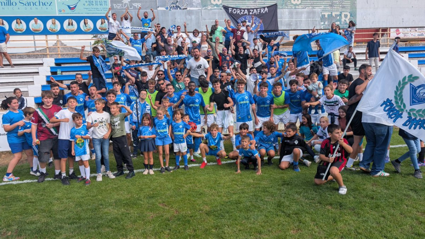 Aficionados y plantilla del CD Zafra