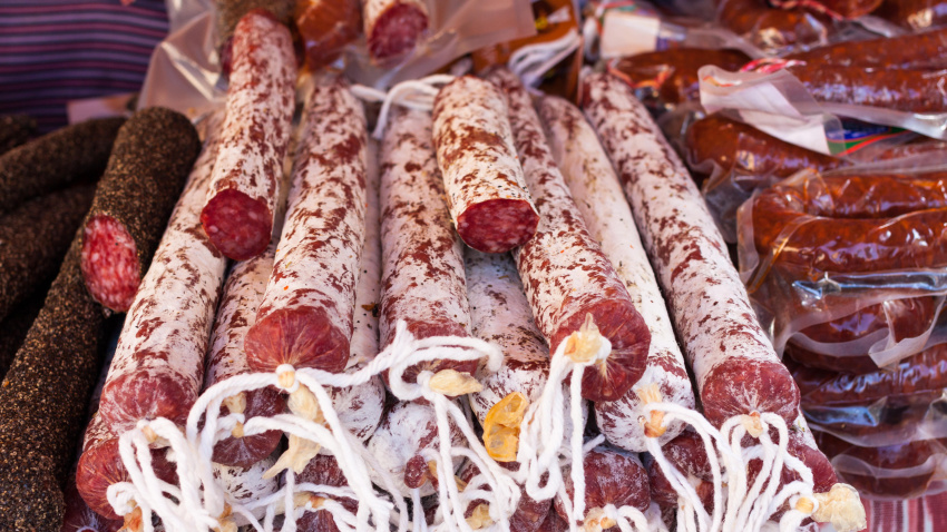Imagen de recurso de fuets en venta en un mercado de Mallorca
