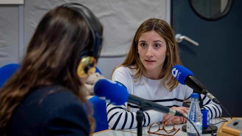 Julia Calvet en los estudios de COPE