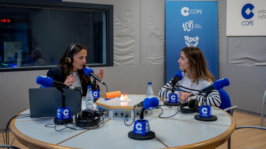 Julia Clavet en los estudios de COPE con Inmaculada Rivas