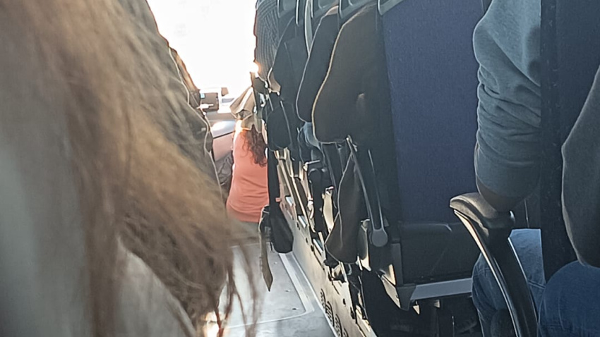 Sentada en las escaleras del autobús