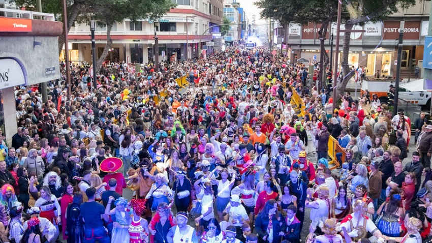 Gente bailando en la Gran Cabalgata del Carnaval de Las Palmas de Gran Canaria de 2023