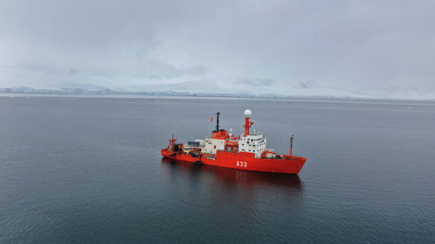 El buque Hespérides, en la Antártida