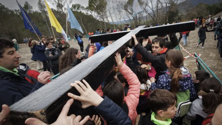 Peregrino de la primera Javierada 2024 portan una cruz de madera.